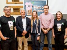 Pesquisadores da Esalq e equipe organizadora na noite de 15 de maio